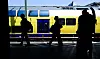 Die Silhouetten von Fahrgästen vor einem Regionalzug (Symbolbild).