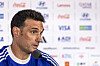 Lionel Scaloni spricht am Mikrofon bei der WM-Pressekonferenz in Atlanta.