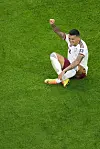 Spanischer Spieler jubelt sitzend auf dem Rasen mit erhobener Faust im WM-Halbfinale gegen Frankreich.