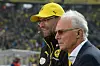Jürgen Klopp und Franz Beckenbauer beobachten das DFB-Pokalspiel in Wolfsburg am Spielfeldrand.