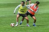 Manolis Saliakas und Nick Schmidt im Zweikampf auf dem Trainingsplatz des FC St. Pauli in Hamburg.