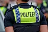 Polizei-Schriftzug auf einer Schutzweste einer Polizistin im Einsatz.