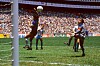 Maradona erzielt per Hand gegen England ein legendäres WM-Tor, Shilton und Verteidiger reagieren im Strafraum.