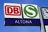 DB- und S-Bahn-Logo am Bahnhof Altona mit Hinweisen zum ab 19. Juni geltenden Waffenverbot.