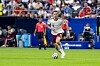 Fabián Ruiz dribbelt mit dem Ball auf dem Rasen im Stadion.