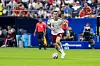 Fabián Ruiz dribbelt mit dem Ball auf dem Rasen im Stadion.