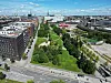 Lohsepark in Hamburgs Hafencity mit Spielplatz, Grünflächen und Gedenkstätte, rechts die Straße Am Hannoverschen Bahnhof.