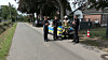 Polizei und Feuerwehr sichern ein abgesperrtes Baumschulgelände in Halstenbek; Drohnen suchen nach einer vermuteten Giftschlange.