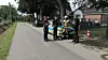 Polizei und Feuerwehr sichern ein abgesperrtes Baumschulgelände in Halstenbek; Drohnen suchen nach einer vermuteten Giftschlange.