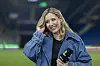 Laura Papendick mit Mikrofon im Stadion von Strasbourg vor dem Conference-League-Spiel.