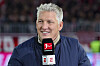 Bastian Schweinsteiger lächelt mit ESPN-Mikrofon vor dem Bundesliga-Spiel in der Allianz Arena.