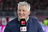 Bastian Schweinsteiger lächelt mit ESPN-Mikrofon vor dem Bundesliga-Spiel in der Allianz Arena.