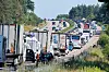 Dichter Stau auf der Autobahn mit zahlreichen Pkw und Lkw in beiden Fahrtrichtungen.