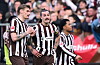 Eric Smith, Jackson Irvine und Joel Chima Fujita von St. Pauli im Bundesliga-Spiel gegen Eintracht Frankfurt in Hamburg.