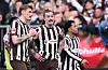 Eric Smith, Jackson Irvine und Joel Chima Fujita von St. Pauli im Bundesliga-Spiel gegen Eintracht Frankfurt in Hamburg.