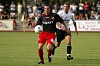 Markus Beierle von Eintracht Frankfurt dribbelt im Zweikampf gegen TV Haßloch auf dem Rasen.