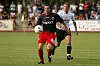 Markus Beierle von Eintracht Frankfurt dribbelt im Zweikampf gegen TV Haßloch auf dem Rasen.