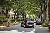 Autos fahren durch den von Bäumen gesäumten Vogelhüttendeich zwischen Georg-Wilhelm-Straße und Schlenzigstraße.