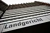 Landgericht Köln mit großer Fassadenaufschrift, von unten gegen den Himmel aufgenommen.