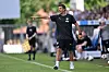 Marcel Rapp dirigiert St. Pauli beim Testspiel gegen SV Babelsberg 03 in Berlin.