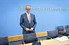 Friedrich Merz steht vor blauem Hintergrund bei der Bundespressekonferenz in Berlin.