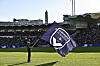 Person schwenkt große Girondins-de-Bordeaux-Flagge im Stadion Chaban-Delmas vor voller Tribüne.