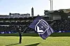 Person schwenkt große Girondins-de-Bordeaux-Flagge im Stadion Chaban-Delmas vor voller Tribüne.