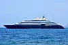 Luxusyacht Scenic Eclipse vor der Küste von Chania auf Kreta auf ruhiger See.
