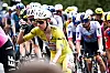 Tadej Pogačar im gelben Trikot fährt bei der Tour de France 2026 im Peloton.
