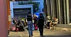 Polizei und Rettungsdienste betreuen Zeugen nach einer tödlichen Attacke in Kelkheim.