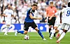 Nicolai Remberg vom HSV dribbelt im Testspiel gegen FC Kopenhagen auf dem Rasen.