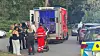 Polizei, Feuerwehr und Rettungskräfte an Unfallstelle mit Einsatzfahrzeugen auf einer Wohnstraße.