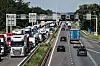 Stau auf der A3 bei Didam vor der Grenzkontrolle Richtung Deutschland mit Lkw und Pkw.