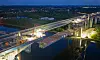 Das Mittelstück der neuen Rader Hochbrücke wird bei früher Morgendämmerung über dem Nord-Ostsee-Kanal eingehoben.