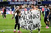 Giovani Lo Celso hält im WM-Halbfinale in Atlanta ein Transparent mit „Las Malvinas son Argentinas“ hoch.