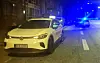 Weißer VW-Taxi steht schräg auf der Straße, im Hintergrund Blaulichter von Einsatzfahrzeugen.