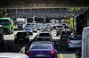 Dichter Stau vor dem Elbtunnel auf der A7 mit Autos und Lkw unter einer Brücke.