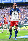 Rayan Philippe jubelt im HSV-Trikot nach dem 2:0 gegen Heidenheim in Hamburg.