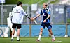 Merlin Polzin und Albert Groendbaek beim Handschlag auf dem Trainingsplatz des Hamburger SV in Hamburg.