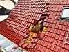 Tonnenschwerer Felsbrocken durchschlägt rotes Ziegeldach eines Wohnhauses nach Unwetter.