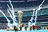 Eröffnungszeremonie im Aztekenstadion mit goldener Trophäe, Bühnenperformance und Pyrotechnik.