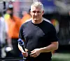 Bastian Schweinsteiger steht im schwarzen T-Shirt am Spielfeldrand und hält ein Mikrofon.