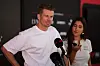 Nico Hülkenberg spricht vor Mikrofonen beim Medientermin des Audi F1 Teams in Spa.