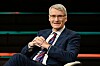 Elmar Theveßen sitzt in der ZDF-Talkshow „Markus Lanz“ im Studio und lächelt.
