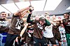 St.-Pauli-Spieler feiern mit Bierdusche nach der Pressekonferenz vor jubelnder Mannschaft.