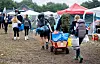 Festivalbesucher tragen Zelte und Gepäck zum Campingplatz des Deichbrand Festivals.