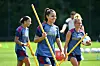 Lena Oberdorf lacht beim Bayern-Training, neben ihr Mitspielerinnen mit Markierungsstangen auf dem Rasen.
