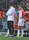 Thomas Tuchel und Thomas Müller an der Seitenlinie bei einer Auswechslung in Leverkusen.