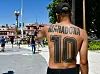 Fan mit Maradona-10 auf dem Rücken vor der Casa Rosada in Buenos Aires beim Abschied vom Fußballidol.