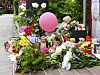 Vor dem Wohnhaus in Hamburg-Bramfeld gedenken viele Menschen mit Blumen, Kerzen, Plüschtieren und Luftballons. (Archivbild)